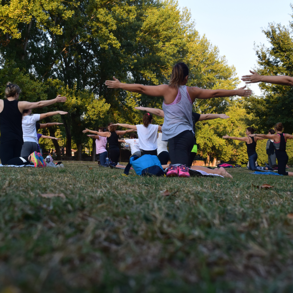 Practica de yoga grupal al aire libre